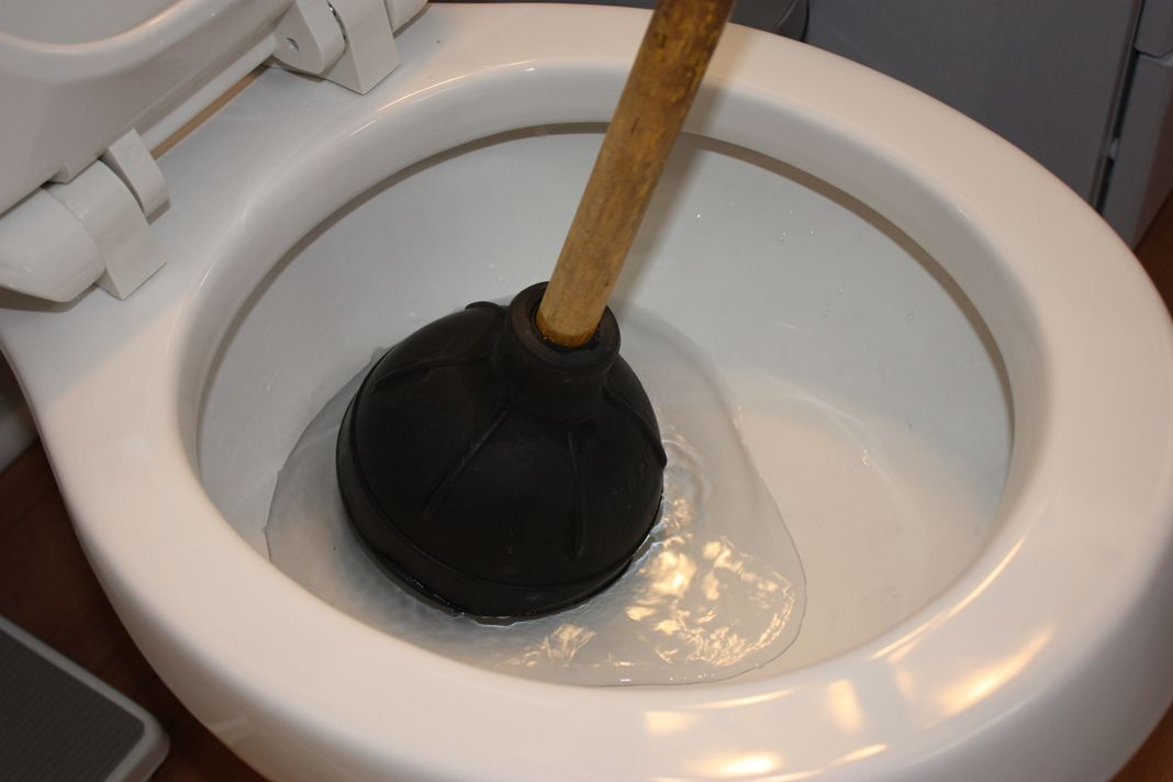 https://www.dallasplumbing.com/wp-content/uploads/2015/01/unclogg-toilet.png